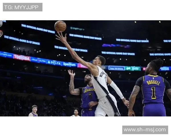 马刺与湖人激战正酣八日对决引发球迷热议与期待