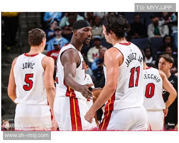 热火与尼克斯激烈对抗场面升级球员冲突引发全场骚动